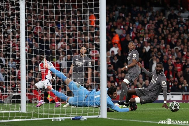 티보 쿠르투아(하늘색 유니폼)가 9일 오전 4시(한국시간) 영국 런던의 에미레이츠 스타디움에 열린 2024~2025시즌 유럽축구연맹(UEFA) 챔피언스리그(UCL) 8강 1차전에서 아스널의 공격 시도를 막아내고 있다. /AFPBBNews=뉴스1