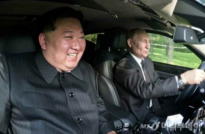 북한 노동당 기관지 노동신문이 지난해 6월20일 김정은 노동당 총비서가 블라디미르 푸틴 러시아 대통령과 금수산영빈관 정원구역에서 시간을 함께 보내면서 친교를 두터이 했다고 보도했다. / 사진=뉴스1