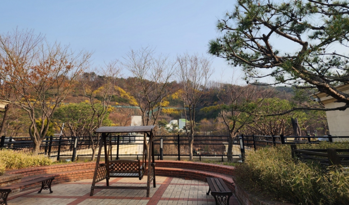 평창 카운티에 있는 옥상 정원. 높은 건물이 없어 북악산, 북한산 전경이 한 눈데 들어온다. 356도 뷰가 가능하다. /사진=배규민 기자 