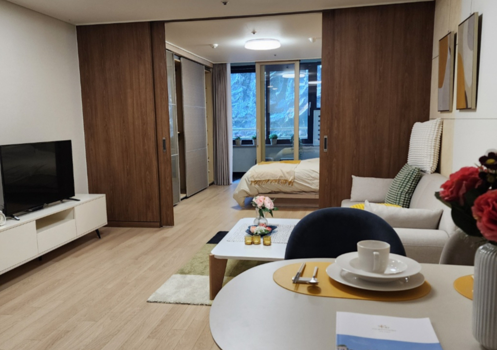 기자가 기업 고객들과 같이 방문한 곳은 전용 43.4㎡. 침실과 거실 분리가 되고 부부가 지내기에도 좁지 않아 보였다. 욕실에는 어르신들의 안전을 생각해 안전 바가 설치돼 있다./사진=배규민 기자 