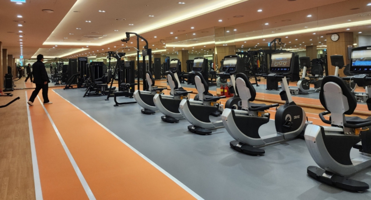 입주자의 건강관리를 위해 피트니스, 스파, 헬스케어실이 마련돼 있는데 별도의 비용 없이 무료로 이용 가능하다. 걷기 운동을 위해 헬스장 주변이 트랙으로 이뤄져있다. /사진=배규민 
