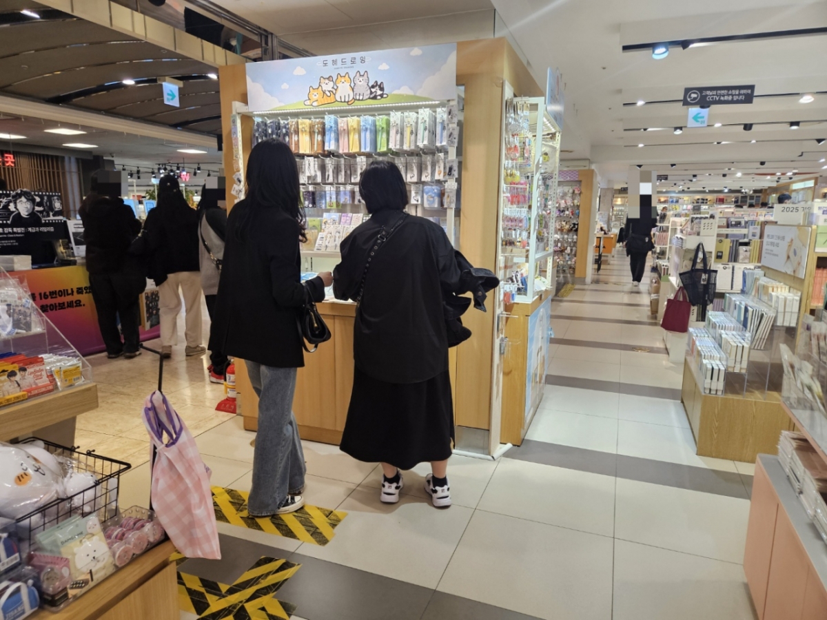 지난 7일 오후 서울 종로구 교보문구에서 손님들이 캐릭터 굿즈를 구경하고 있다. /사진=박상혁 기자.
