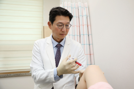 이정훈 힘찬병원 관절클리닉 의무원장(정형외과 전문의)이 PRP 시술을 진행하고 있다./사진=힘찬병원