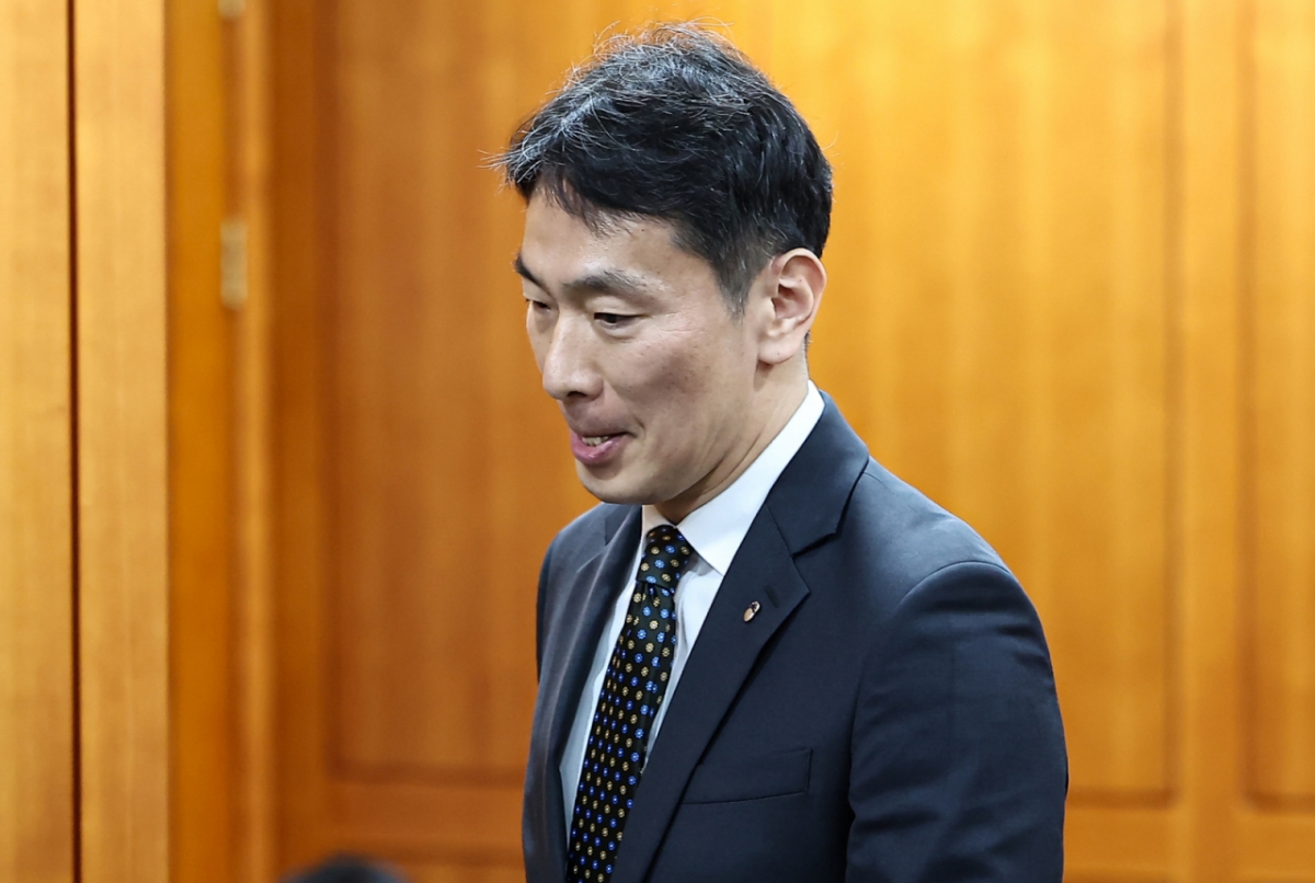 이복현 금융감독원장이 10일 서울 영등포구 금융투자협회에서 열린 '금융감독원장-자산운용사 CEO 간담회'를 마치고 백브리핑 후 나서고 있다. /사진=뉴스1