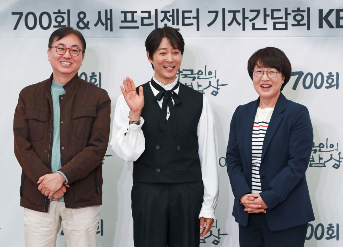 임기순 PD, 배우 최수종, 전선애 작가가 10일 오후 서울 여의도 KBS에서 진행된 '한국인의 밥상' 700회 및 새 프리젠터 기자간담회에 참석해 포즈를 취하고 있다. '한국인의 밥상'은 2011년 첫 방송 후 14년 3개월간 전국 방방곡곡의 한 끼 식사를 통해 한국인의 삶과 문화를 담아온 푸드멘터리 프로그램이다. /사진=스타뉴스