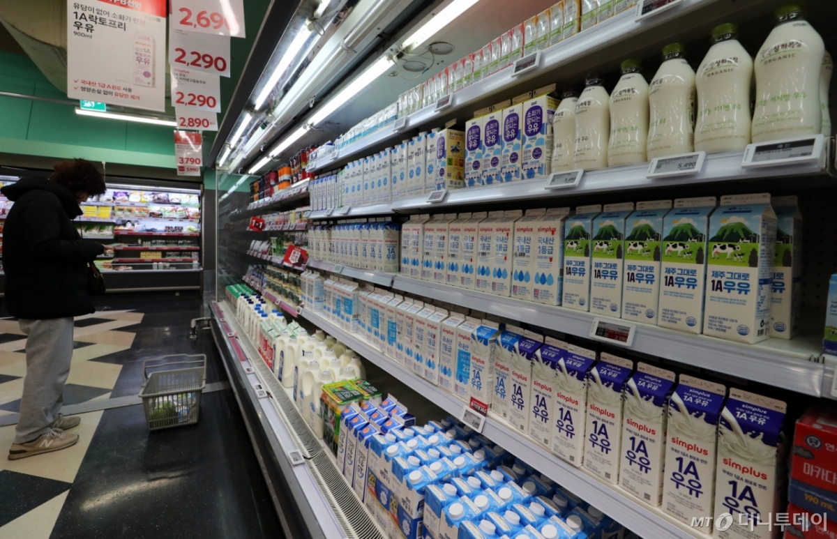 [서울=뉴시스] 김혜진 기자 = 10일 서울 시내 한 홈플러스 매장 우유 진열대에 우유가 판매되고 있다. 서울우유는 지난달 20일부터 2주 넘게 홈플러스에 납품을 중단하고 있다. 홈플러스는 서울우유 측에 지난달 4일 법정관리에 들어가기 전 지급하지 못한 납품 대금을 오는 6월부터 순차적으로 변제하고 법정관리 개시 이후 납품 대금은 정상적으로 지급하겠다는 뜻을 전달했으나 서울우유는 미정산 대금을 일괄 변제하고 납품 대금을 현금으로 선지급해야 물품을 줄 수 있다는 입장을 밝히면서 홈플러스 측과 입장 차를 좁히지 못하고 있다. 2025.04.10.  /사진=김혜진