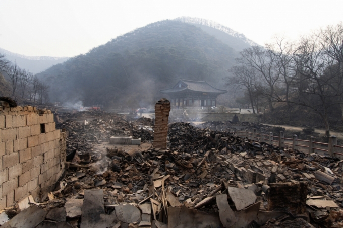 전국 곳곳에 산불이 이어지고 있는 지난 27일 경북 의성군 고운사에서 연기가 피어오르고 있다.  이번 산불로 국가지정 문화유산 보물로 지정된 고운사 가운루와 연수전 등이 전소됐다. /사진=뉴스1.