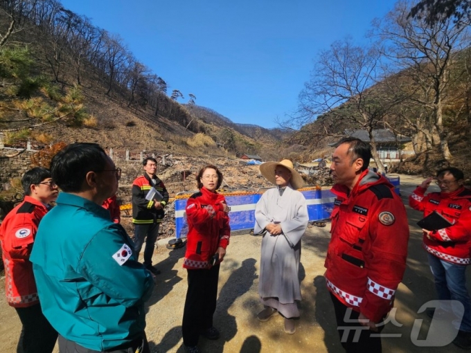 이미라 산림청 차장(가운데)이 고운사 주지스님과 사찰복원 지원 및 재해 예방 방안을 논의하고 있다. (산림청 제공.재판매 및 DB금지) /사진=뉴스1.