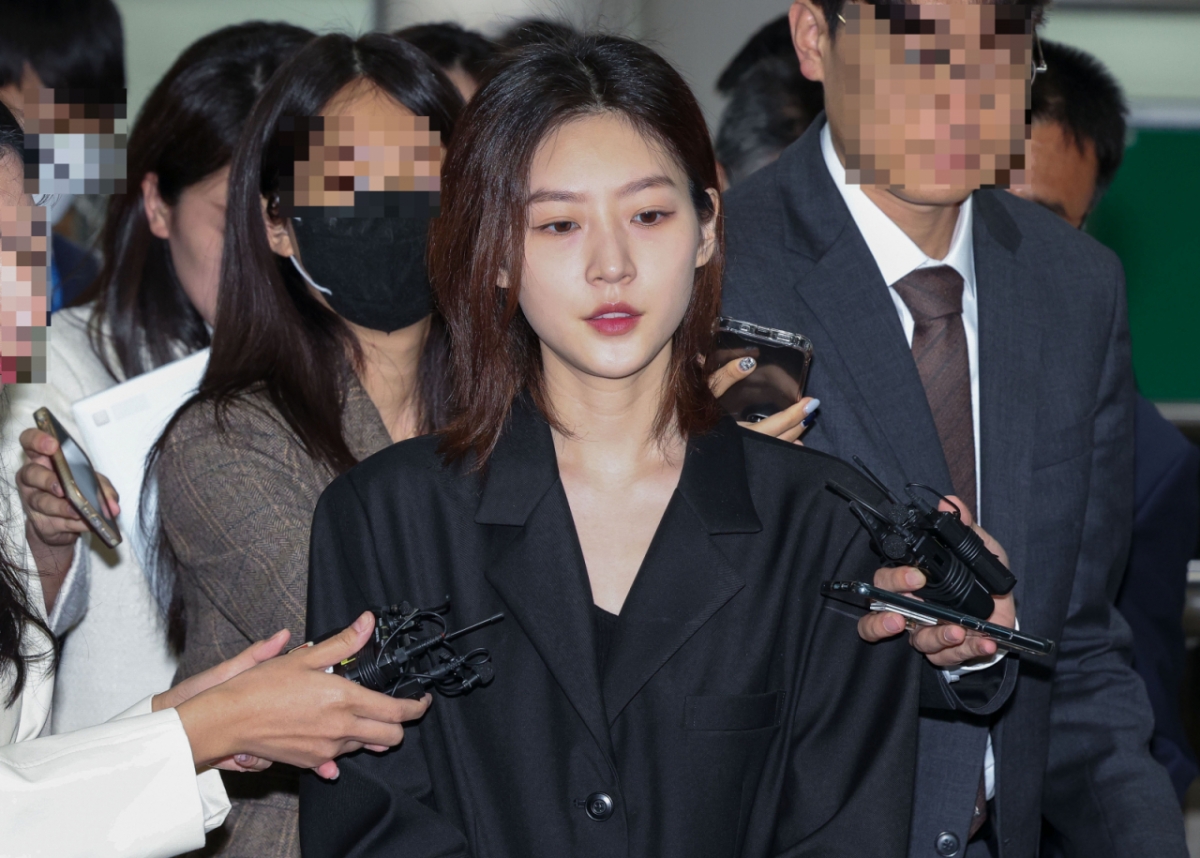 음주운전 사고로 물의를 일으킨 배우 김새론이 2023년 4월 5일 오전 서울 서초구 중앙지방법원에서 열린 1심 선고공판을 마친 뒤 법원을 나서고 있다. /사진=뉴스1