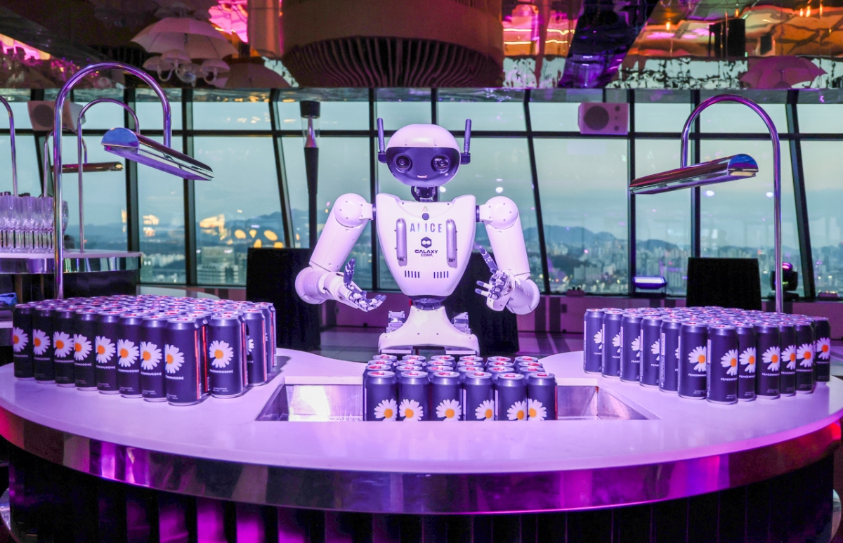 갤럭시로보나이트에서 에이로봇의 휴머노이드 로봇 앨리스가 하이볼캔을 나눠주고 있다/사진제공= 갤럭시코퍼레이션