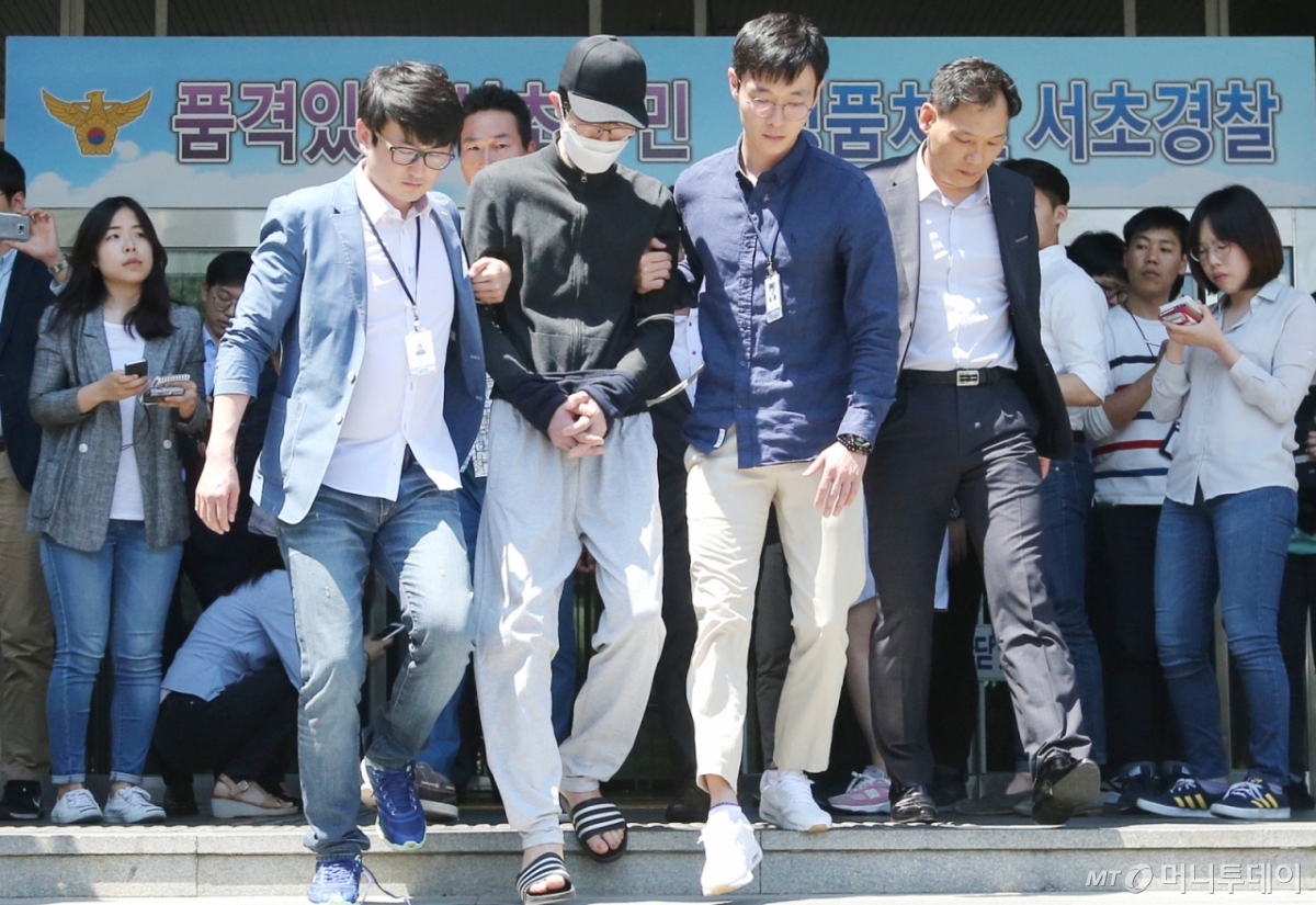 '강남역 묻지마 살인사건'의 피의자인 김모씨(34)가 19일 오후 서울 서초경찰서에서 영장실질심사를 위해 서울중앙지법으로 이동하고 있다.  앞서 피의자 김모씨는 17일 새벽 강남역 10번 출구 화장실에서 이유없이 흉기를 휘둘러 23세 여성 A씨를 살해했다. /사진=이동훈 기자 photoguy@