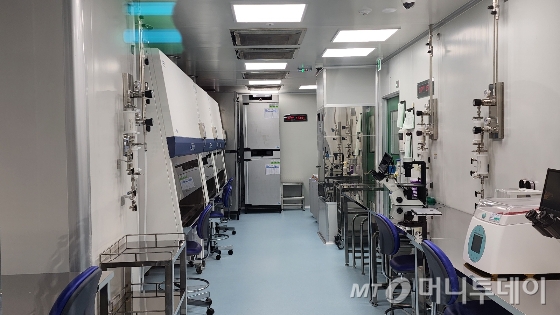이엔셀 하남 2공장 음압GMP 시설 내부 전경. 모든 공기를 공정실로 모으는 음압 시설을 통해 순환을 막아 바이러스의 외부 접촉을 방지하는 것이 특징이다. /사진=정기종 기자