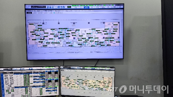 이엔셀 하남 2·3공장에 위치한 실시간 시설 감지 BMS 시스템 구동 화면. 해당 시스템과 별도 CCTV를 통해 각 장비 및 공간의 상태를 실시간으로 확인할 수 있다. /사진=정기종 기자