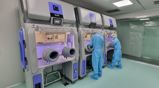 이엔셀 하남 3공장에서 연구원들이 아이솔레이터를 통한 작업을 진행하고 있다. /사진=이엔셀