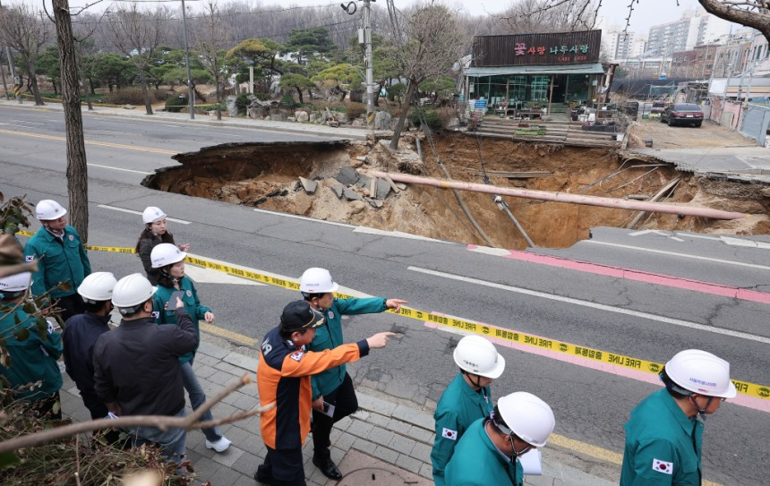 서울 강동구 대명초등학교 인근 사거리에서 싱크홀(땅 꺼짐) 사고가 발생했다. /사진=뉴스1