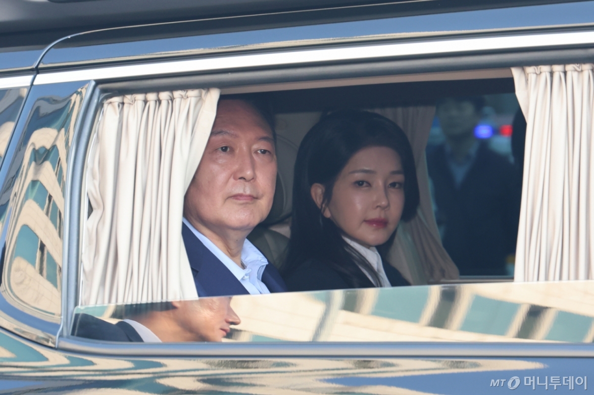 [서울=뉴시스] 황준선 기자 = 윤석열 전 대통령이 11일 오후 서울 용산구 한남동 관저를 나서며 지지자들에 인사하고 있다. 윤 전 대통령 오른쪽은 김건희 여사. (공동취재) 2025.04.11. photo@newsis.com /사진=