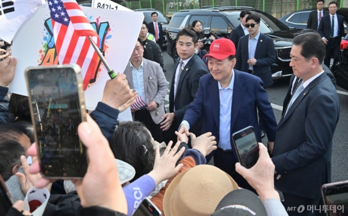 (서울=뉴스1) 김성진 기자 = 윤석열 전 대통령이 11일 오후 서울 용산구 대통령 관저에서 나와 지지자들과 인사하고 있다. (공동취재) 2025.4.11/뉴스1  Copyright (C) 뉴스1. All rights reserved. 무단 전재 및 재배포,  AI학습 이용 금지. /사진=(서울=뉴스1) 김성진 기자