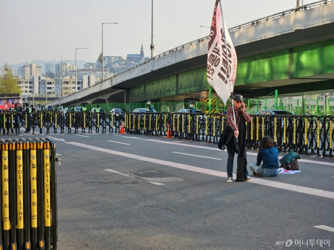 11일 서울 한남동 대통령실 관저 앞. 윤석열 전 대통령 부부가 관저를 떠나가 한 지지자가 망연자실한 상태로 도로에 앉아있다./사진=박상곤 기자