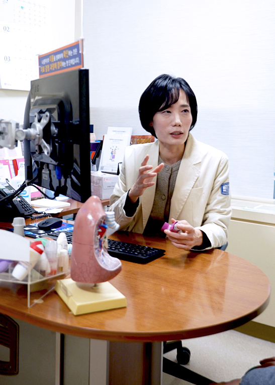  이화영 서울성모병원 알레르기내과 교수가 알레르기 질환 치료·관리법에 대해 설명하고 있다. /사진=서울성모병원