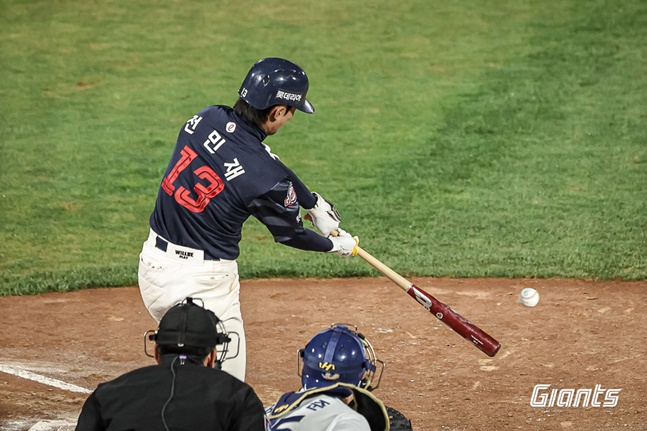 롯데 전민재가 11일 사직 NC전에서 8회초 역전타를 터트리고 있다. /사진=롯데 자이언츠 제공