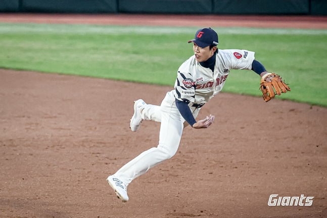 롯데 전민재의 수비 장면. /사진=롯데 자이언츠 제공