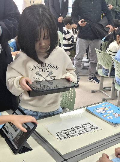 용계초 학생이 10일 수학문제를 만든 뒤 사진을 찍어 학급 게시판에 올리고 있다./사진=정인지 기자