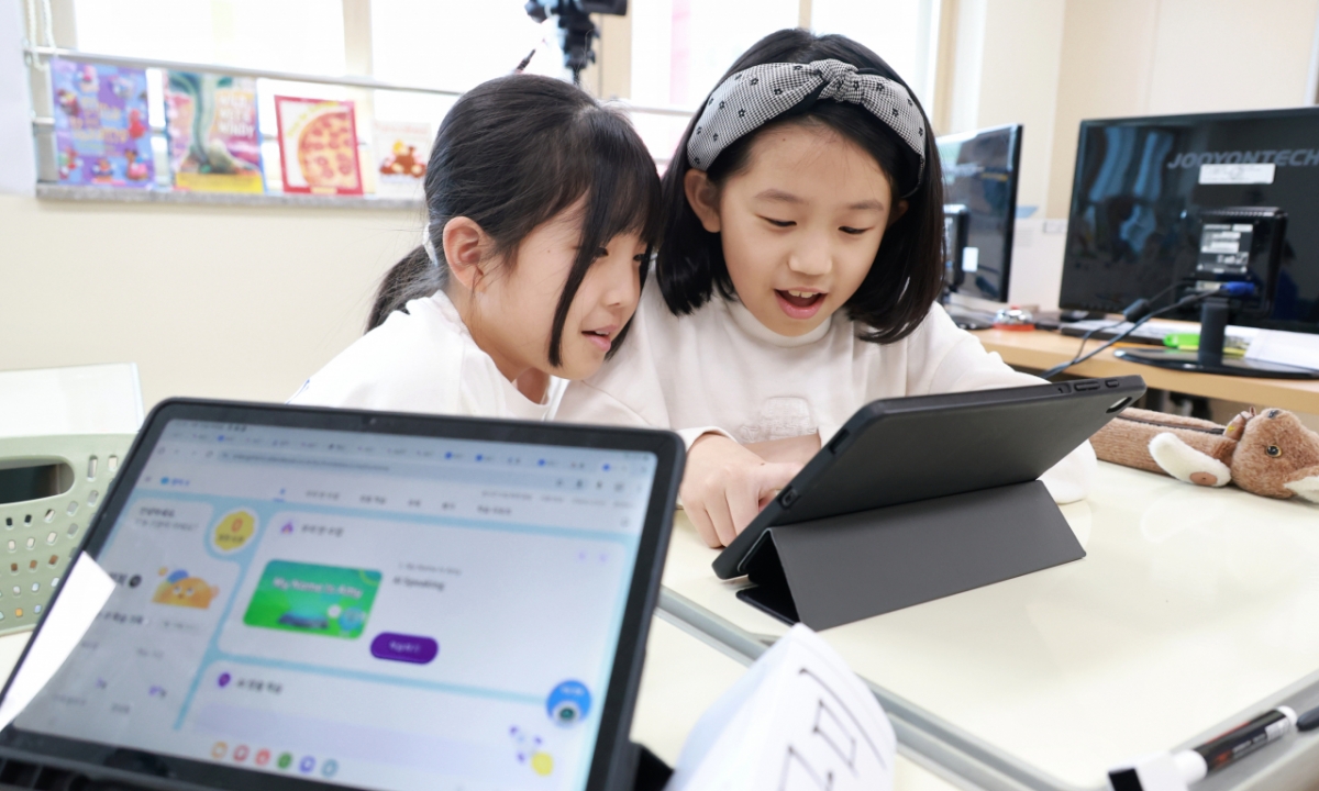 10일 대구 용계초에서 학생들이 AI디지털교과서를 사용하고 있다./사진제공=교육부