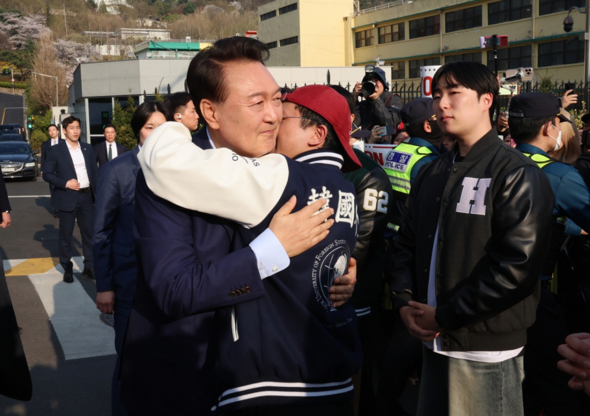 윤석열 전 대통령이 11일 오후 서울 용산구 한남동 대통령 관저를 떠나며 지지자와 포옹하고 있다. /사진=뉴시스(공동취재) 