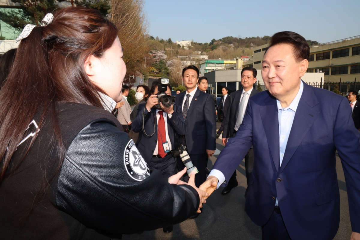 윤석열 전 대통령이 11일 오후 서울 용산구 한남동 대통령 관저를 떠나며 지지자와 악수하고 있다. /사진=뉴시스(공동취재) 