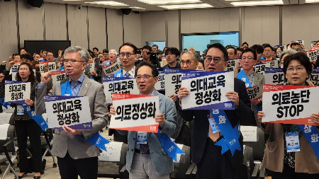 김택우 대한의사협회 회장(사진 왼쪽)을 비롯한 의협 회원들이 13일 서울 용산구 대한의사협회에서 열린 대선기획본부 출범식 및 전국의사대표자회의에서 '의대교육 정상화' 등 구호를 외치고 있다./사진=박정렬 기자