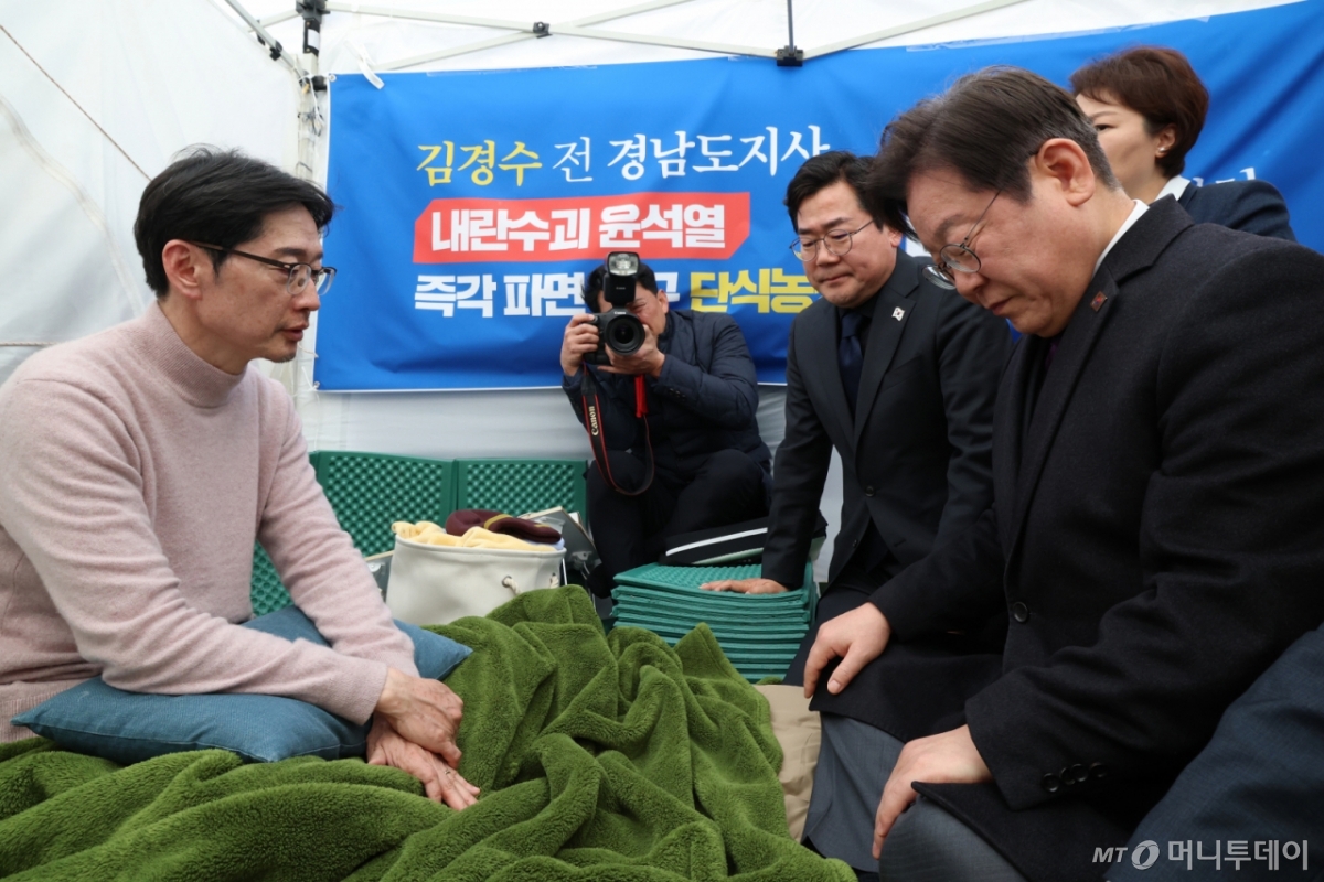 (서울=뉴스1) 임세영 기자 = 이재명 더불어민주당 대표가 21일 서울 종로구 광화문 인근에서 윤석열 대통령의 파면을 촉구하며 13일째 단식 중인 김경수 전 경남도지사의 농성장을 찾아 대화하고 있다. (공동취재) 2025.3.21/뉴스1 Copyright © 뉴스1. All rights reserved. 무단 전재 및 재배포, AI학습 이용 금지. /사진=(서울=뉴스1) 임세영 기자