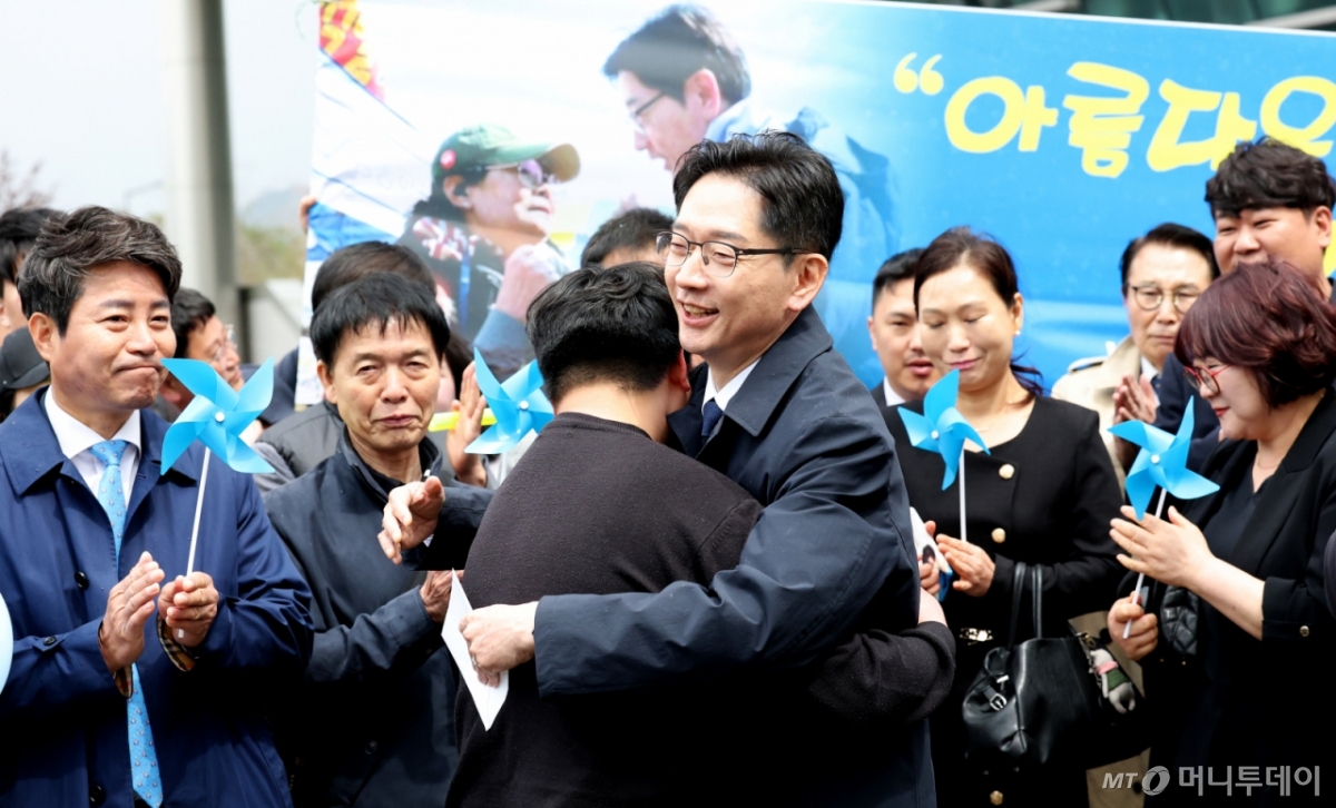 (세종=뉴스1) 김기남 기자 = 더불어민주당 김경수 전 경남도지사가 13일 세종시청에서 제21대 대통령 선거 출마선언을 마친 뒤 시청 광장에서 지지자들과 포옹하고 있다. 2025.4.13/뉴스1 Copyright © 뉴스1. All rights reserved. 무단 전재 및 재배포, AI학습 이용 금지. /사진=(세종=뉴스1) 김기남 기자
