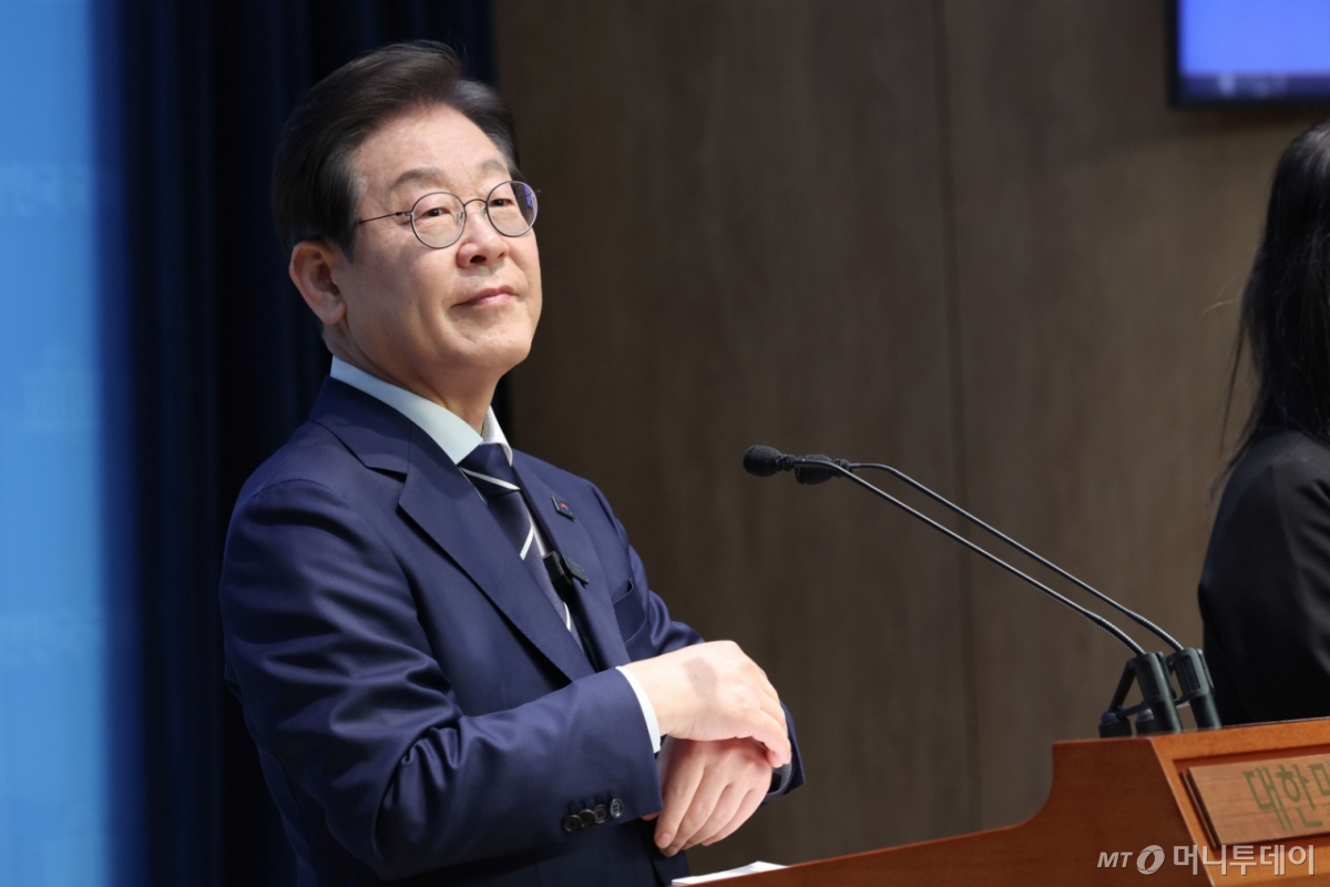 [서울=뉴시스] 권창회 기자 = 대선출마를 선언한 이재명 더불어민주당 전 대표가 11일 오전 서울 여의도 국회 소통관에서 열린 예비후보 비전 및 캠프 인선 발표 기자회견에서 시계를 만지고 있다. 2025.04.11. kch0523@newsis.com /사진=권창회