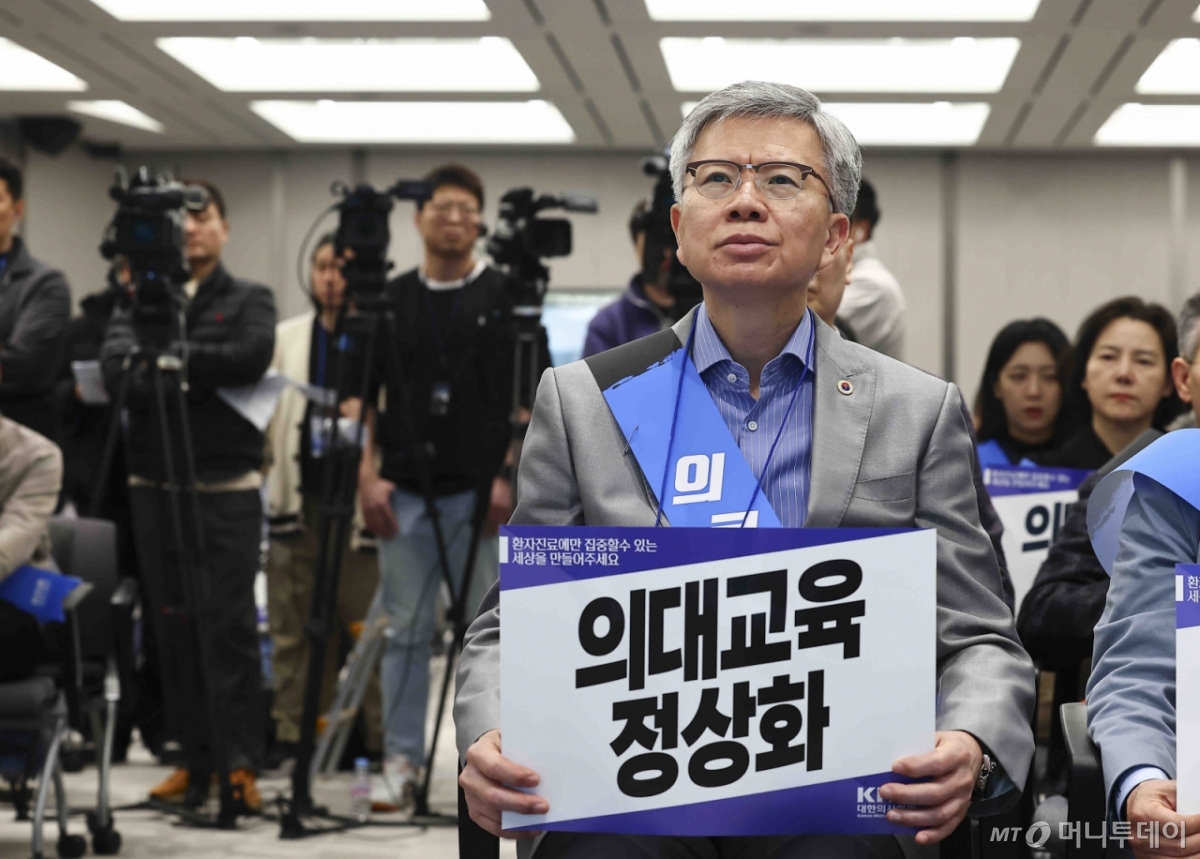 [서울=뉴시스] 김근수 기자 = 김택우 대한의사협회 회장이 13일 서울 용산구 대한의사협회에서 열린 대선기획본부 출범식 및 의료정상화를 위한 전국의사대표자대회에 참석해 있다. 2025.04.13. ks@newsis.com /사진=김근수