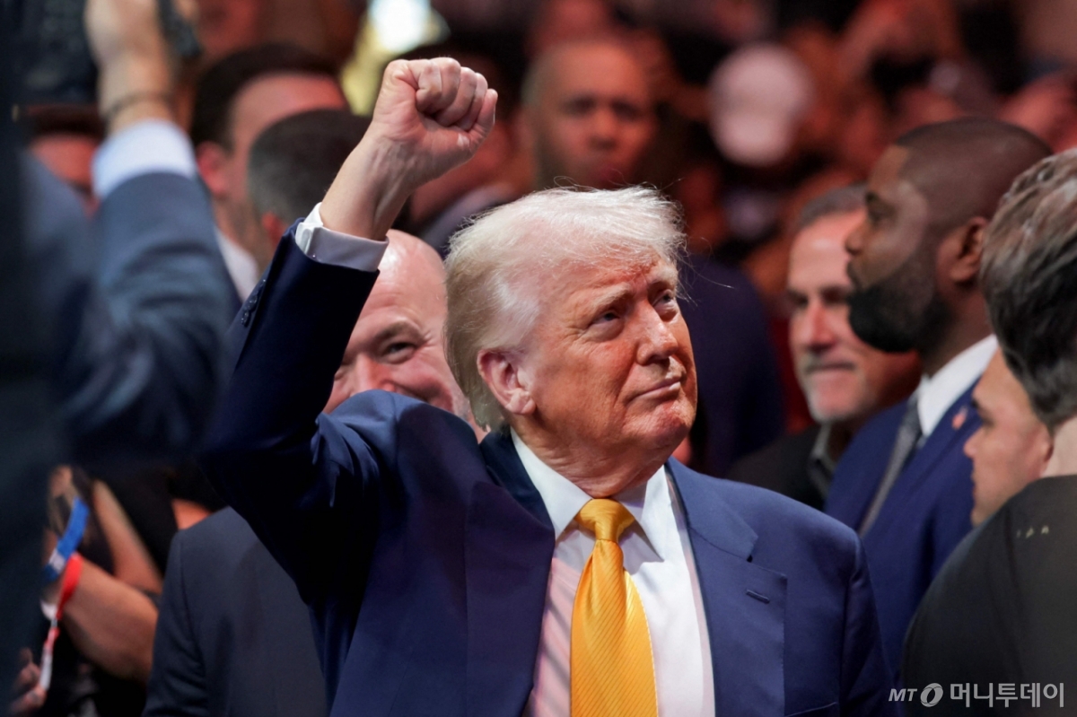 (마이애미 AFP=뉴스1) 우동명 기자 = 도널드 트럼프 미국 대통령이 12일(현지시간) 플로리다주 마이애미 카세야 센터에서 열린 UFC 경기를 관람하기 위해 도착을 하고 있다. 2025.04.13 ⓒ AFP=뉴스1 Copyright © 뉴스1. All rights reserved. 무단 전재 및 재배포, AI학습 이용 금지. /사진=(마이애미 AFP=뉴스1) 우동명 기자