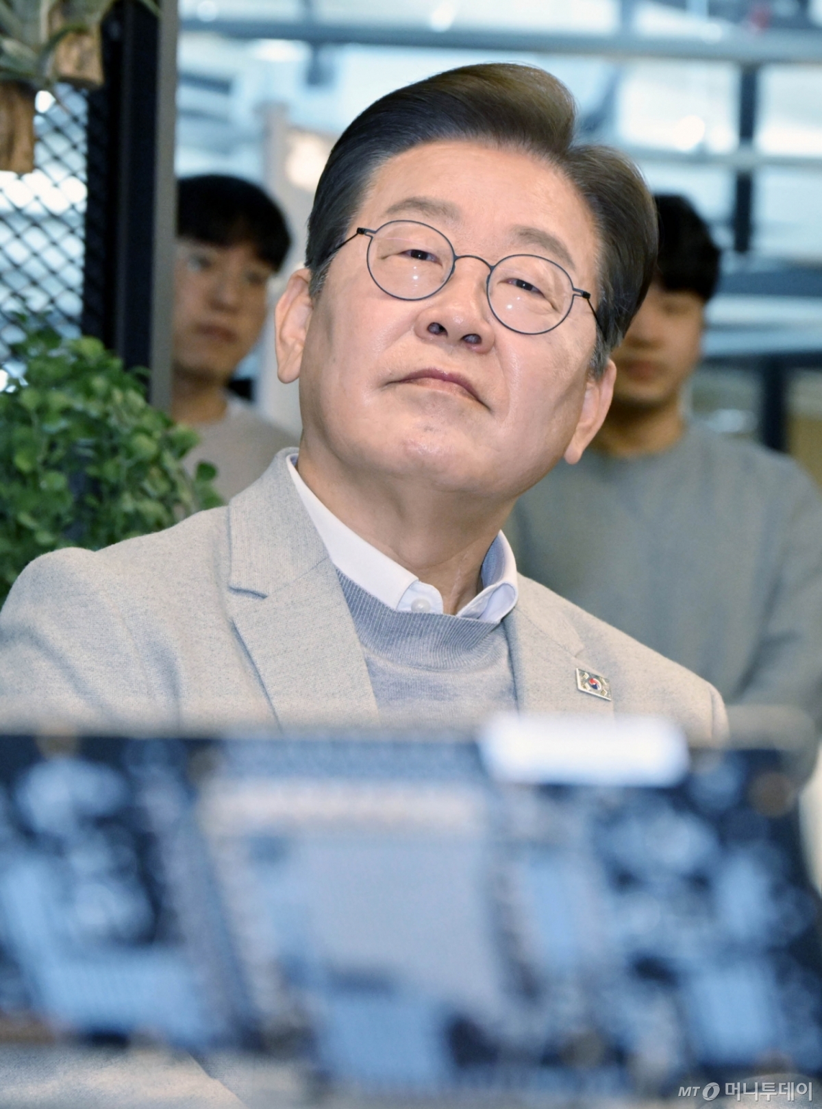 [서울=뉴시스] 국회사진기자단 = 제21대 대통령 선거 출마를 선언한 이재명 더불어민주당 전 대표가 14일 서울 강남구 퓨리오사AI에서 백준호 퓨리오사AI 대표의 기술 소개를 듣고 있다. 2025.04.14. photo@newsis.com /사진=