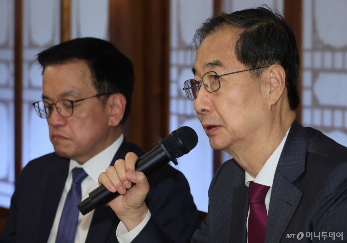 [서울=뉴시스] 조수정 기자 = 한덕수 대통령 권한대행 국무총리가 14일 서울 공관에서 열린 경제안보전략 TF 회의를 주재하고 있다. (대통령실통신사진기자단) 2025.04.14. chocrystal@newsis.com /사진=조수정