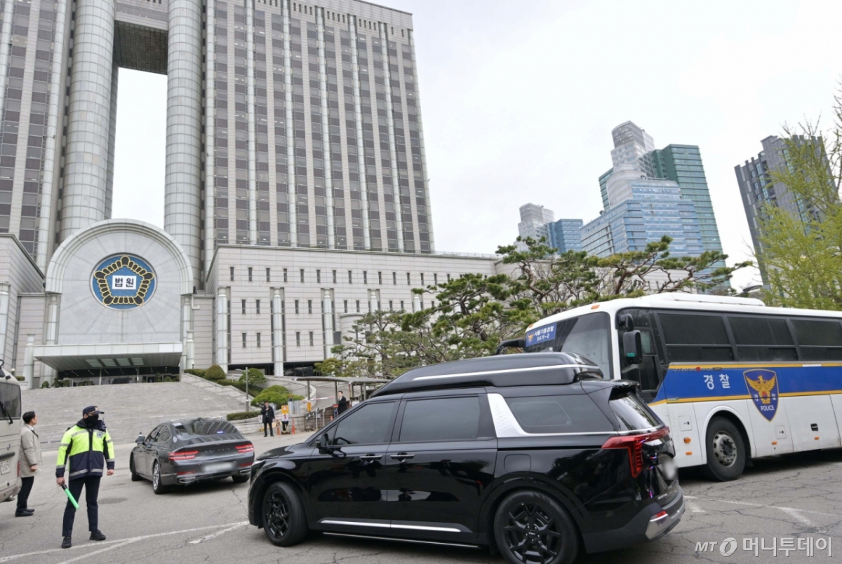 윤석열 전 대통령의 내란 혐의 첫 형사 재판이 열리는 14일 서울 서초구 서울중앙지방법원으로 윤 전 대통령이 탑승한 차량이 들어가고 있다. /사진=뉴시스,사진공동취재단 