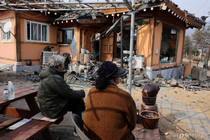 지난달 7일 오후 경기 포천시 이동면 노곡리 KF-16 전투기 오폭 사고 현장 인근의 가정에서 집주인이 망연자실 앉아 있다. / 사진=뉴스1