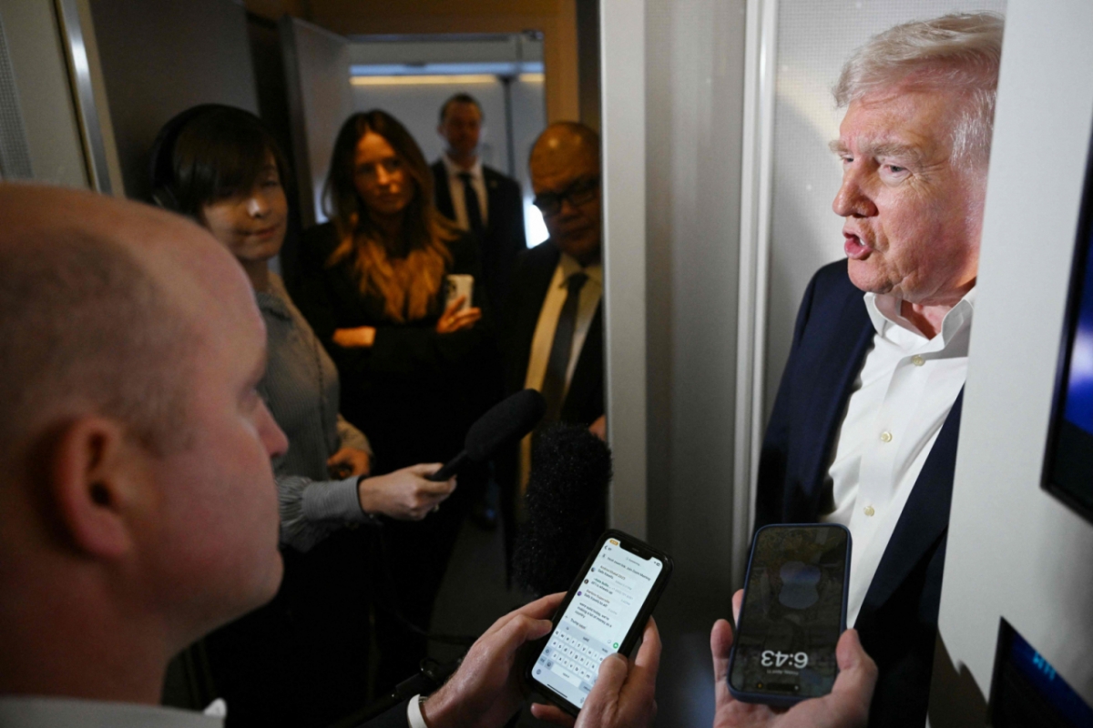 도널드 트럼프 미국 대통령이 11일(현지시간) 플로리다주 웨스트 팜비치에 있는 팜비치 국제 공항으로 이동하는 기내에서 취재진과 만나 “"나는 이란이 훌륭하고 행복한 나라가 되길 바란다. 그러나 그들은 핵무기를 가질 수 없다"고 밝히고 있다. /AFPBBNews=뉴스1 