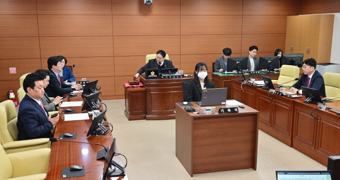 ▲지난 3월 20일 울산광역시의회 꿈의도시 울산 청년과 함께 특별위원회 제6차 회의가 열렸다./사진제공=울산시의회