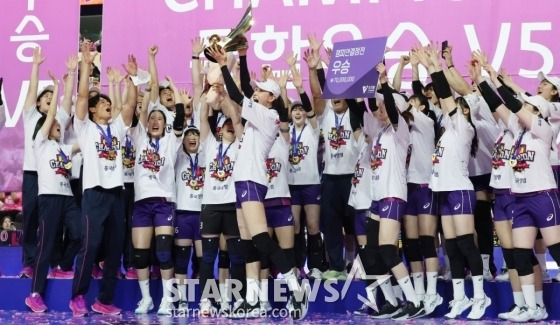 흥국생명 선수들이 지난 8일 우승을 차지한 뒤 기뻐하고 있다. /사진=김진경 대기자