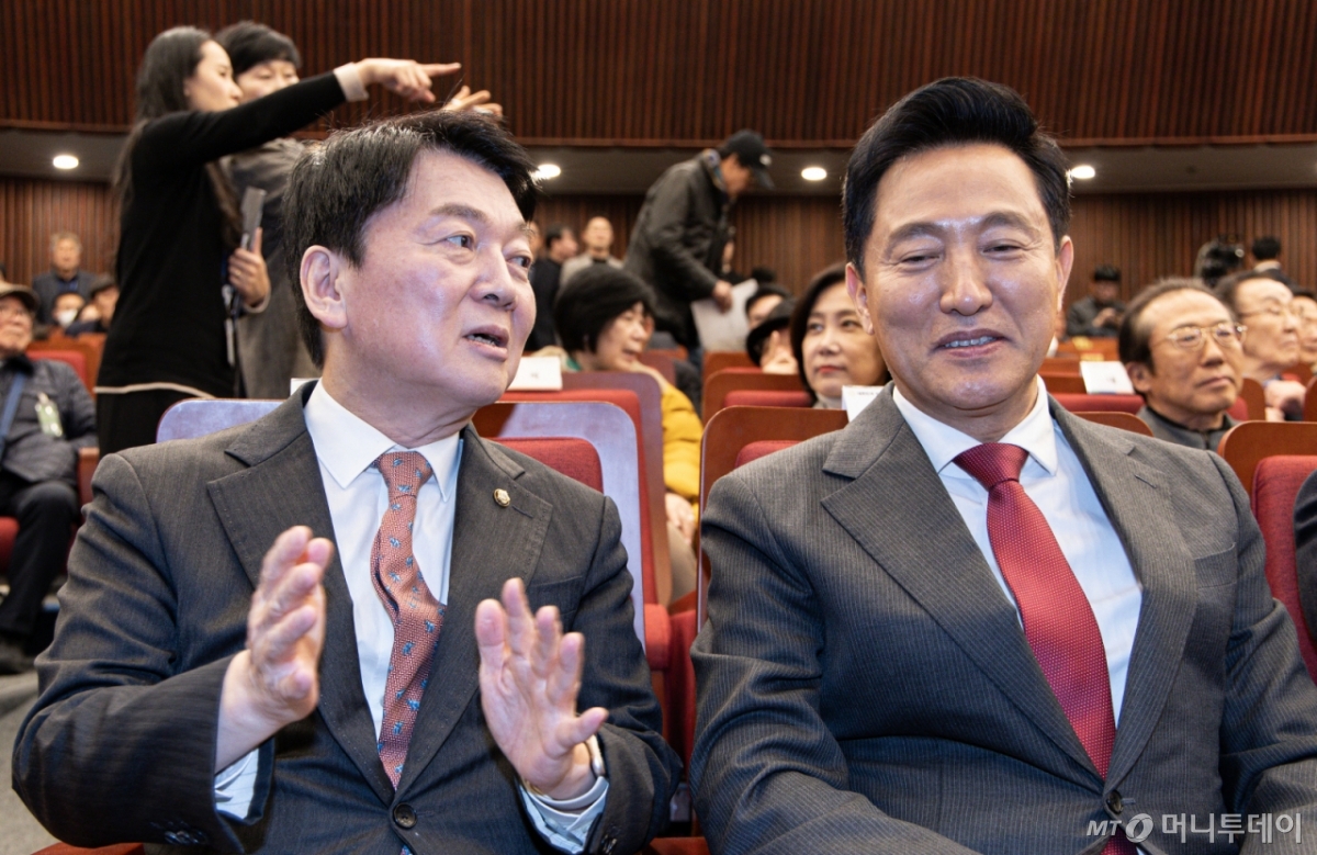 (서울=뉴스1) 이재명 기자 = 안철수 국민의힘 의원과 오세훈 서울시장이 6일 오후 서울 여의도 국회 도서관 강당에서 열린 분권형 권력구조 개헌 대토론회에서 대화를 하고 있다. 2025.3.6/뉴스1 Copyright © 뉴스1. All rights reserved. 무단 전재 및 재배포, AI학습 이용 금지. /사진=(서울=뉴스1) 이재명 기자