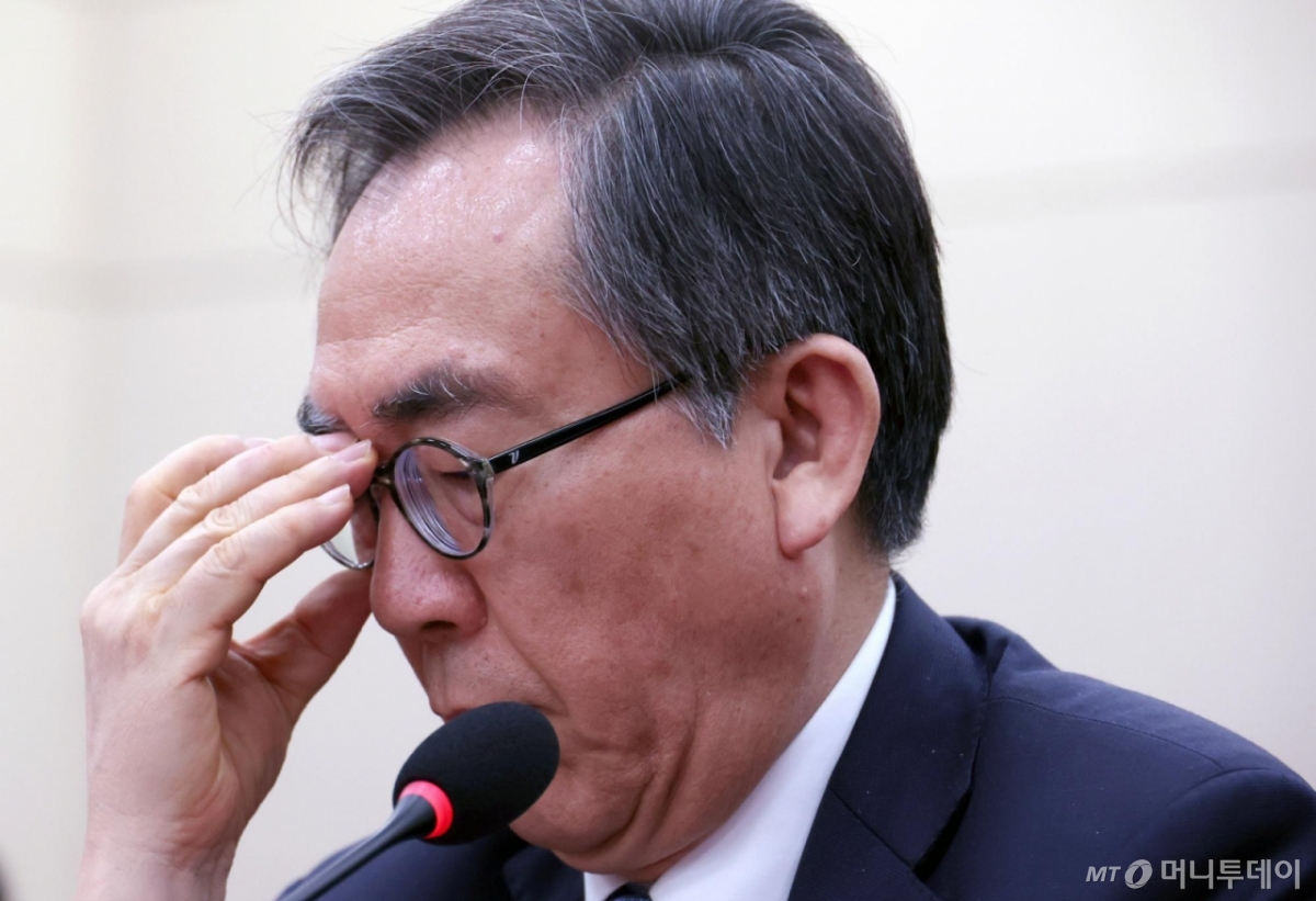 조태열 외교부 장관이 지난달 24일 오후 서울 여의도 국회에서 미국 에너지부가 한국을 민감국가로 지정한 문제와 관련 긴급 현안보고 및 질의를 위해 열린 외교통일위원회 전체회의에서 안경을 고쳐 쓰고 있다. / 사진=뉴시스