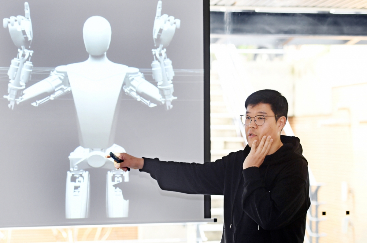 이 사람 창업하자 210억 뭉칫돈...