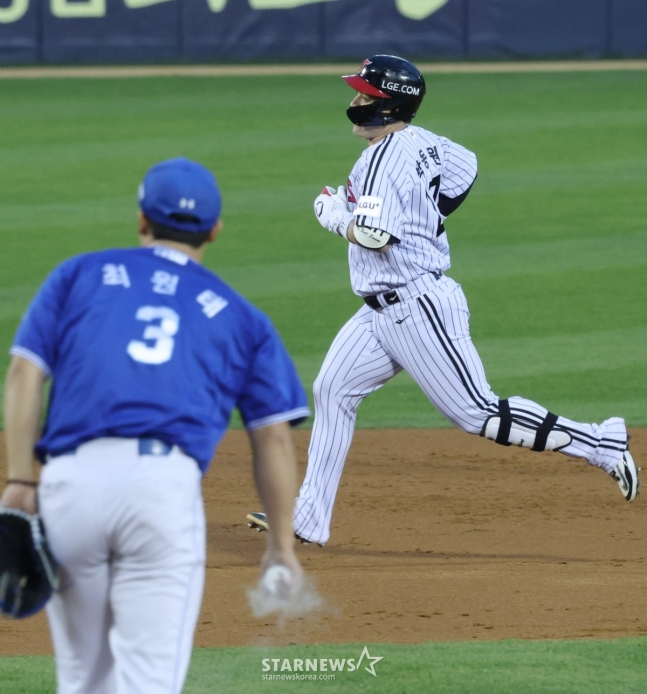 2025 신한 SOL Bank KBO리그 LG 트윈스 대 삼성 라이온즈 경기가 16일 잠실야구장에서 열렸다.  LG 박동원이 2회말 2사 1루에서 삼성 선발 최원태를 상대로 동점 좌월 2점 홈런을 날리고 홈인하고 있다. /사진=김진경 대기자