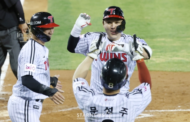 2025 신한 SOL Bank KBO리그 LG 트윈스 대 삼성 라이온즈 경기가 16일 잠실야구장에서 열렸다.  LG 박동원이 5회말 무사 1,2루에서 좌중월 3점 홈런을 날리고 홈인하고 있다. /사진=김진경 대기자