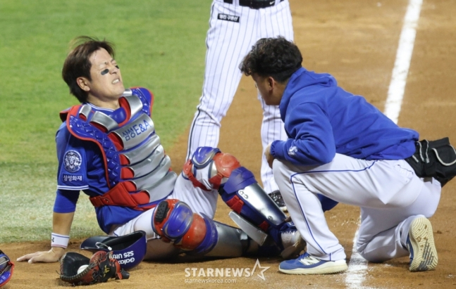 2025 신한 SOL Bank KBO리그 LG 트윈스 대 삼성 라이온즈 경기가 16일 잠실야구장에서 열렸다.  LG 4회말 1사 2,3루에서 3루주자 문성주가 신민재의 내야땅볼 때 홈을 파고들어 삼성 포수 강민호와 충돌하며 세이프되고 있다. 이 과정에서 부상을 입은 강민호가 고통을 호소하고 있다. /사진=김진경 대기자