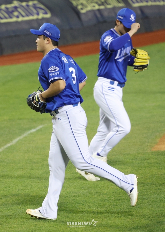 2025 신한 SOL Bank KBO리그 LG 트윈스 대 삼성 라이온즈 경기가 16일 잠실야구장에서 열렸다.  삼성 선발 최원태(왼쪽)가 4회말 연속 안타를 허용한 후 이호성과 교체되고 있다. /사진=김진경 대기자