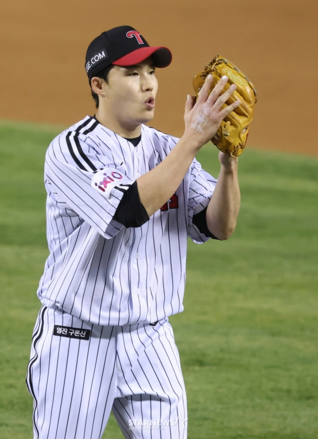 2025 신한 SOL Bank KBO리그 LG 트윈스 대 삼성 라이온즈 경기가 16일 잠실야구장에서 열렸다.  LG 선발 임찬규가 6회초 투구를 마친 후 박수를 치며 더그아웃으로 향하고 있다. /사진=김진경 대기자